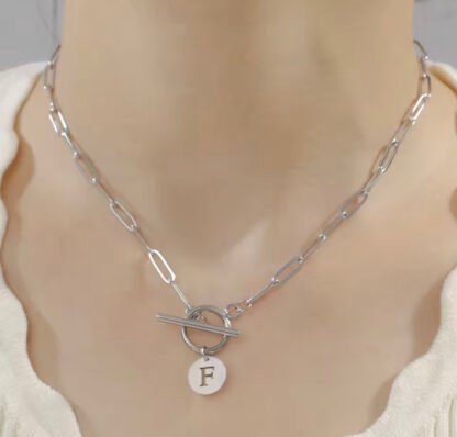 collier avec lettre personnalise en acier inoxydable