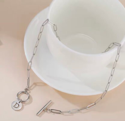 collier avec lettre personnalise en acier inoxydable