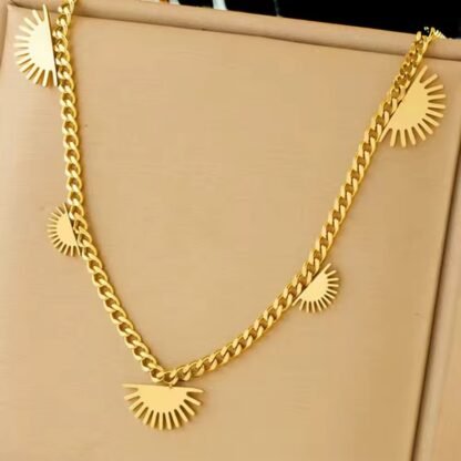 collier tendance avec pendentifs soleil