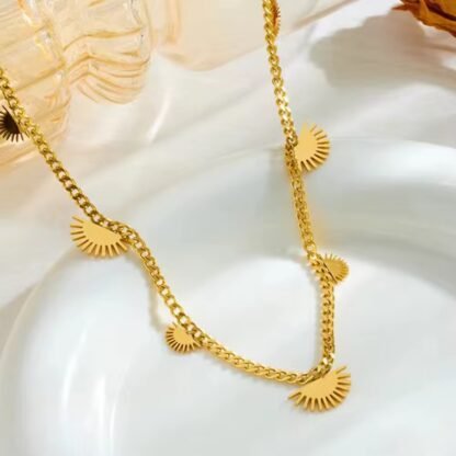 collier tendance avec pendentifs soleil
