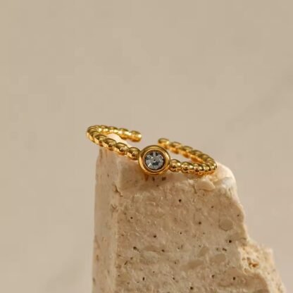 bague fine tendance avec pierre blanche