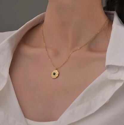 collier petite medaille pierre naturelle