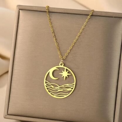 collier medaille avec lune etoile