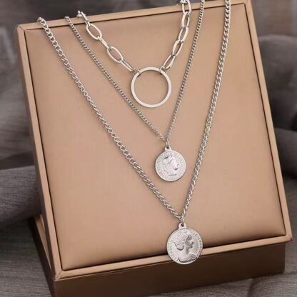 collier multi rangs avec piece de monnaie