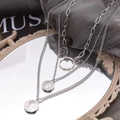 collier multi rangs avec piece de monnaie