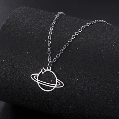 collier saturne en acier inoxydable