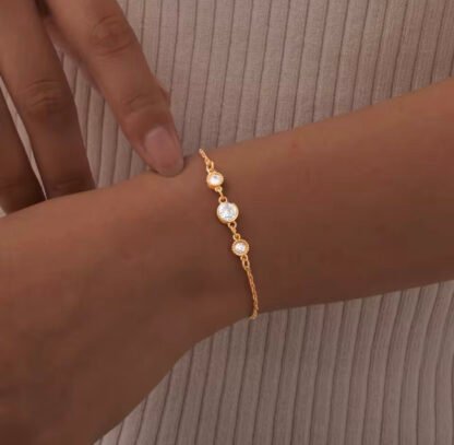 bracelet avec petites pierres blanches